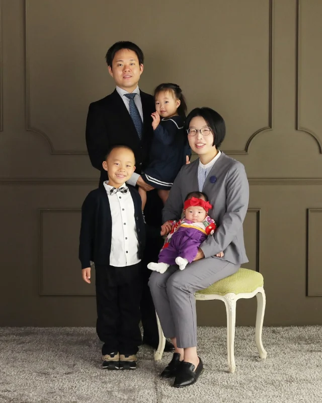 家族、きょうだいで七五三撮影✨
楽しい雰囲気で撮影させて頂きました！
ありがとうございます😊

<七五三撮影プランのご案内>

データで写真を残しておくのも便利ですが、 手に取れるアルバムにしておくと、ふとした瞬間に家族の記憶がよみがえります。

本棚から取り出したとき、ページをめくったとき、 その日の空気や、笑い声まで思い出せる。 そんな“偶然の再会”があるのがアルバムの良さ。

デザインは、白を基調としたシンプルで飽きのこない一冊。 モノトーンなので、お部屋のインテリアにも自然に馴染みます。

撮影は、しっかりとしたポーズの写真から、 いつもの表情が見えるナチュラルなカットまで、 丁寧に時間をかけて撮影いたします。
兄弟撮影・ご家族撮影も追加料金なしでご対応可能です。
 
・ミルキー 6ページアルバムプラン ¥72,600（税込）〜 アルバム 6ページ
七五三という節目の時間が、 ご家族にとってあたたかい宝物になりますように。

#名古屋ママ #愛知ママ #フォトスタジオ名古屋 #名古屋フォトスタジオ #名古屋写真館 #写真館名古屋 #大須写真館 #ベビフル #photostudio #photostudionagoya #nagoyaphotostudio #七五三名古屋 #名古屋七五三